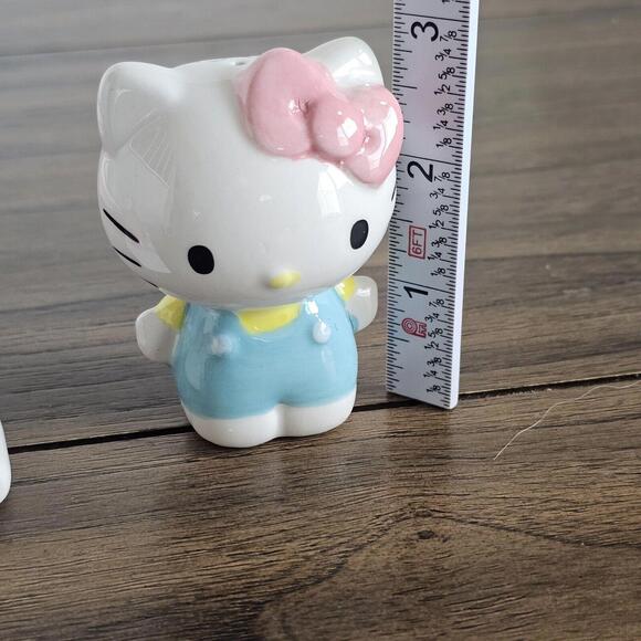 Hello Kitty & Rainbow Ceramic Salt & Pepper Shaker Set Pink Bow Sanrio NWT - Picture 3 of 5